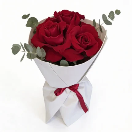 Classic Red Roses – Trandafiri Roșii și Eucalyptus